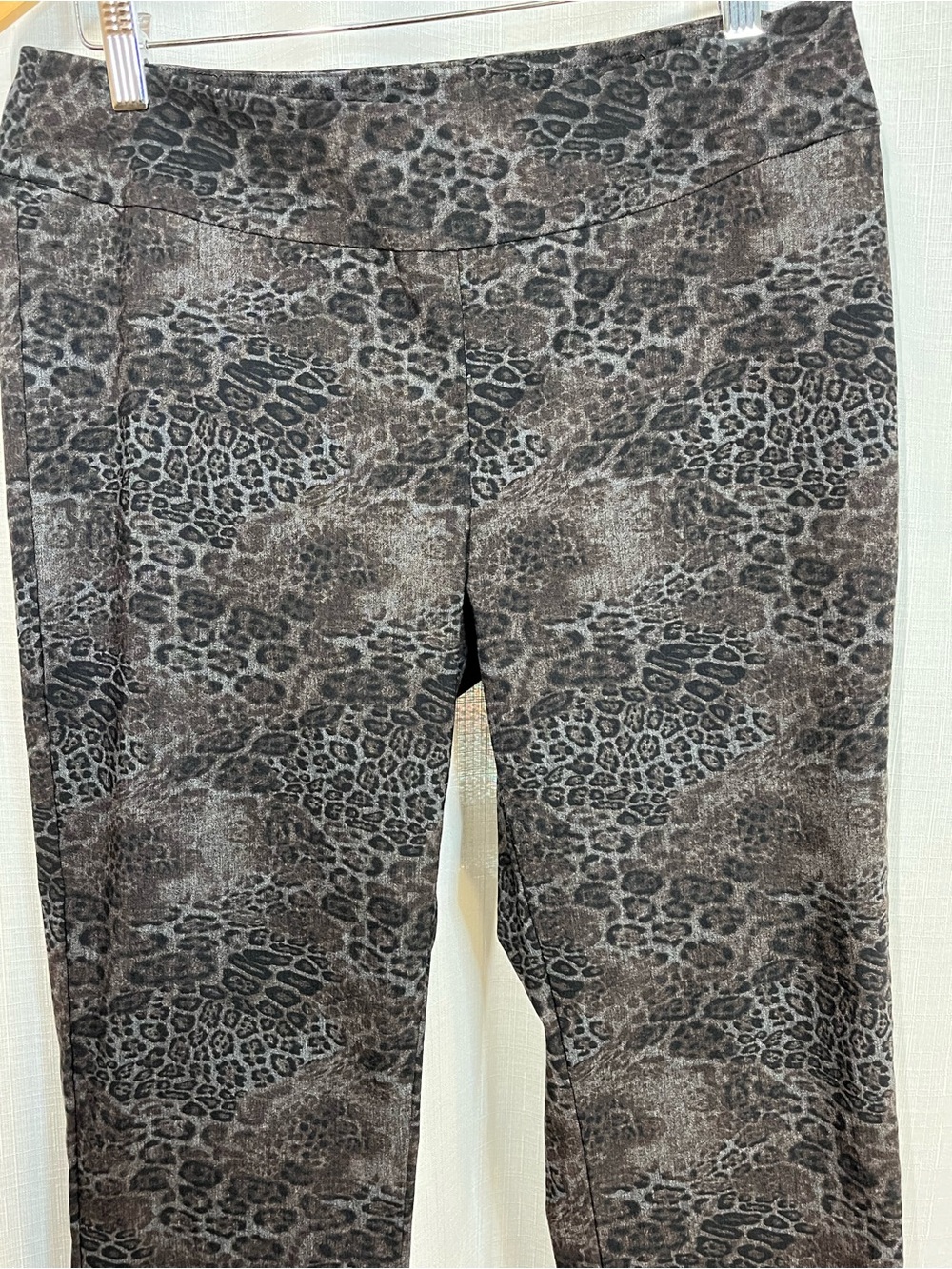 Peck & Peck Leopard Print Pull On Pants 10 Straight leg Stretch Lightweight